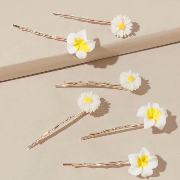 Accessories - 🎀 2/$10 Set of (6) Daisy & Flower Bobby Pins Gold